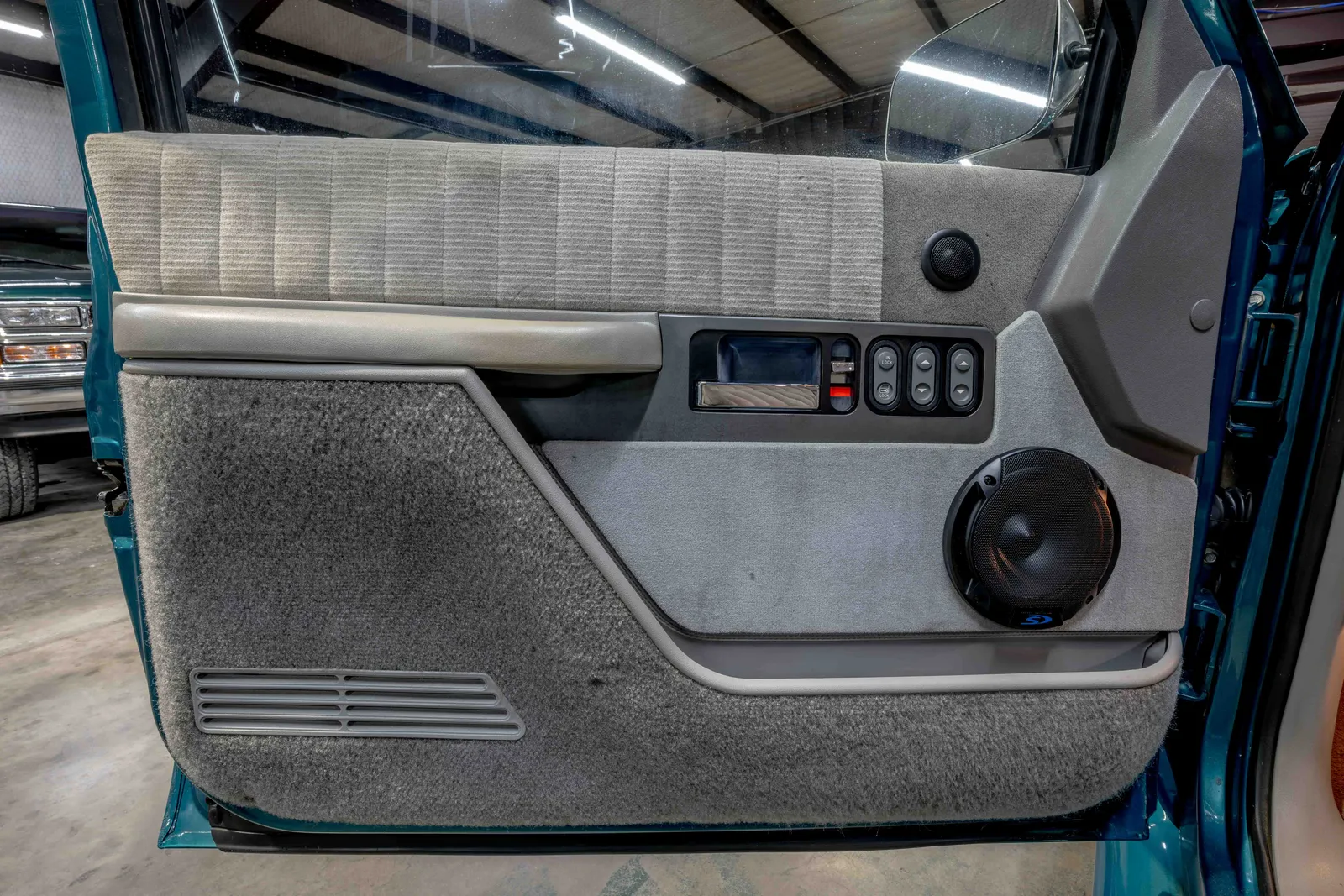 1993-Chevrolet-K1500-Bright Teal Metallic-189857-44.jpg